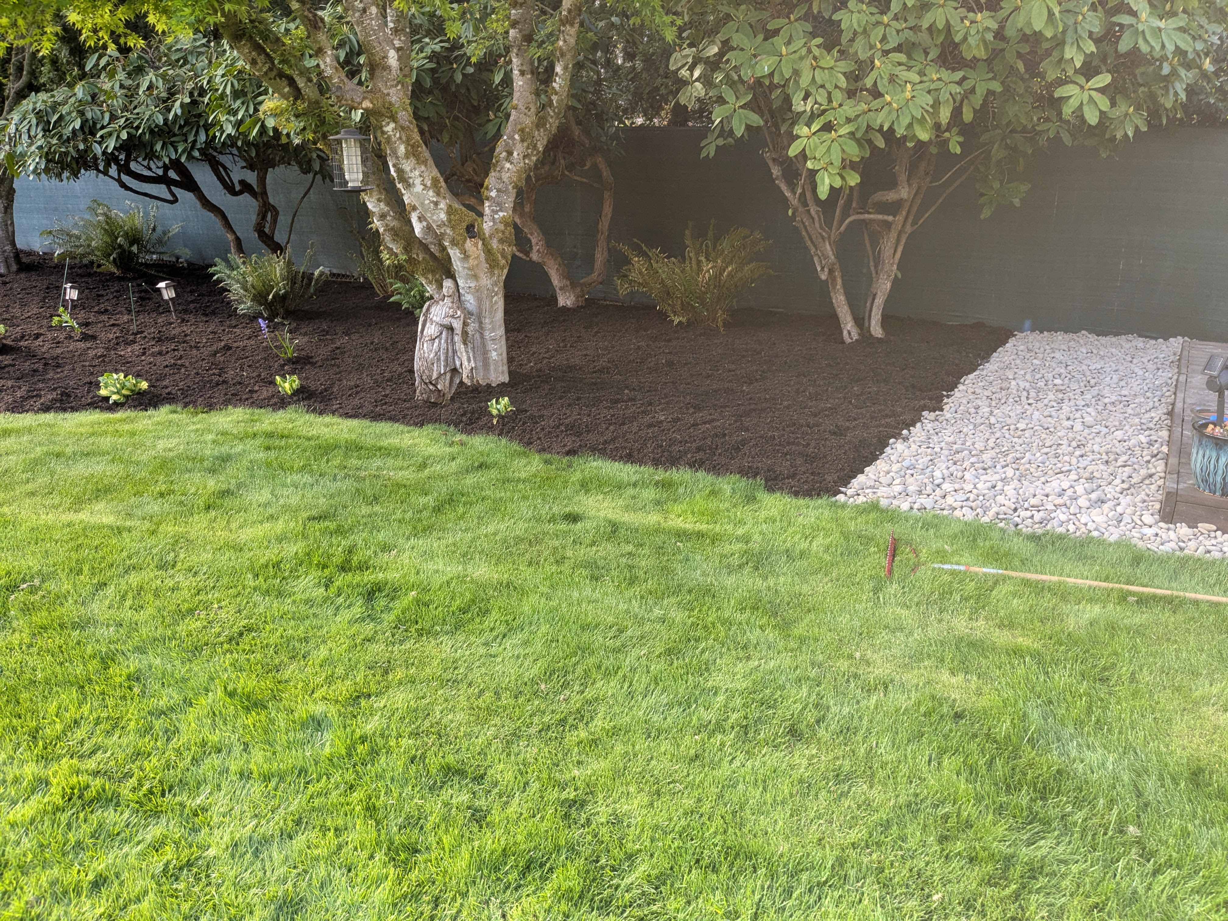 Lawn & Mulch Bed with Rock Accents